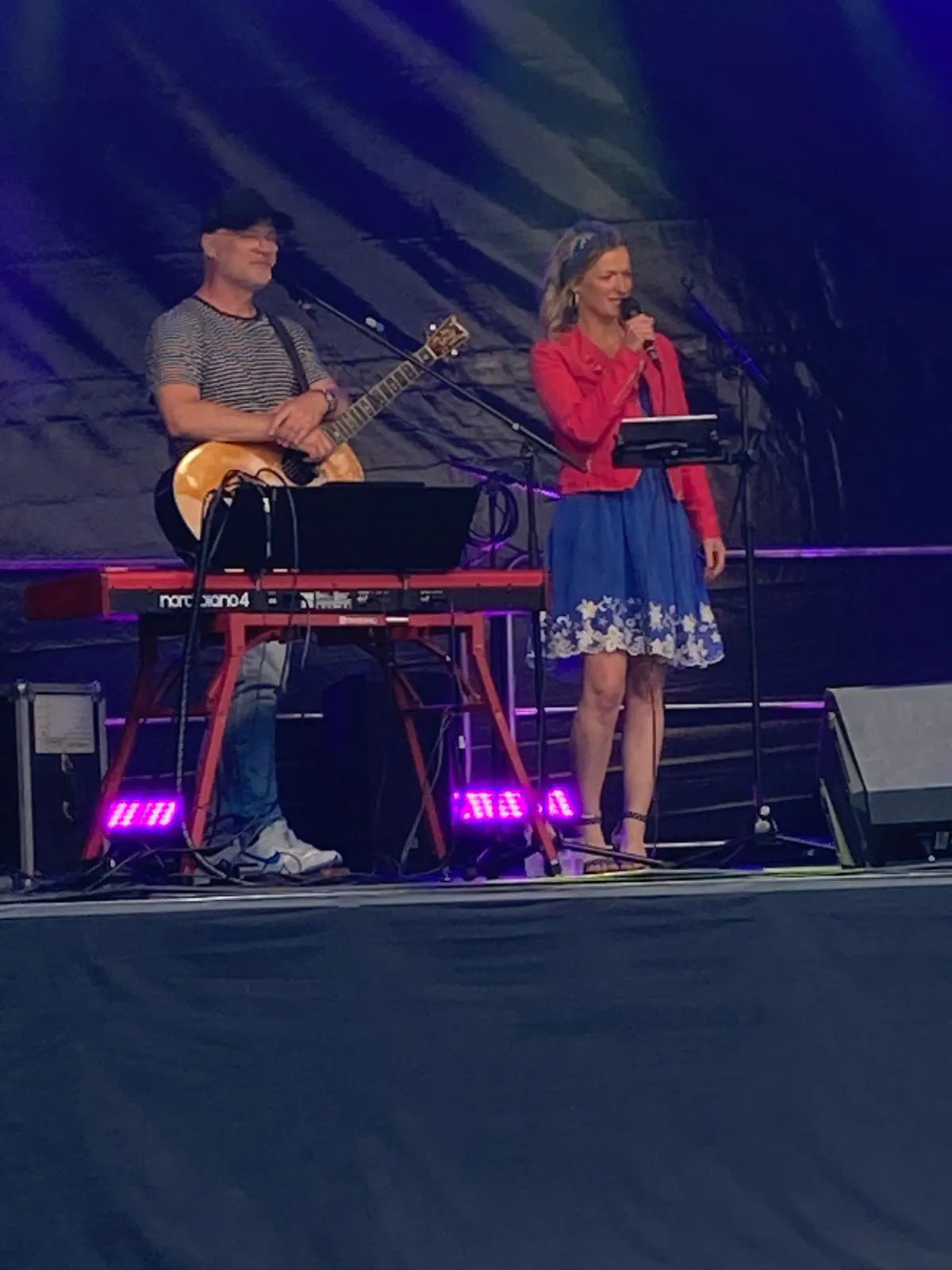 Dana und Stefan auf einer Bühne im blauen Abendlicht